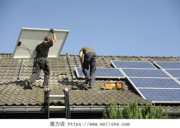 安装太阳板的工人